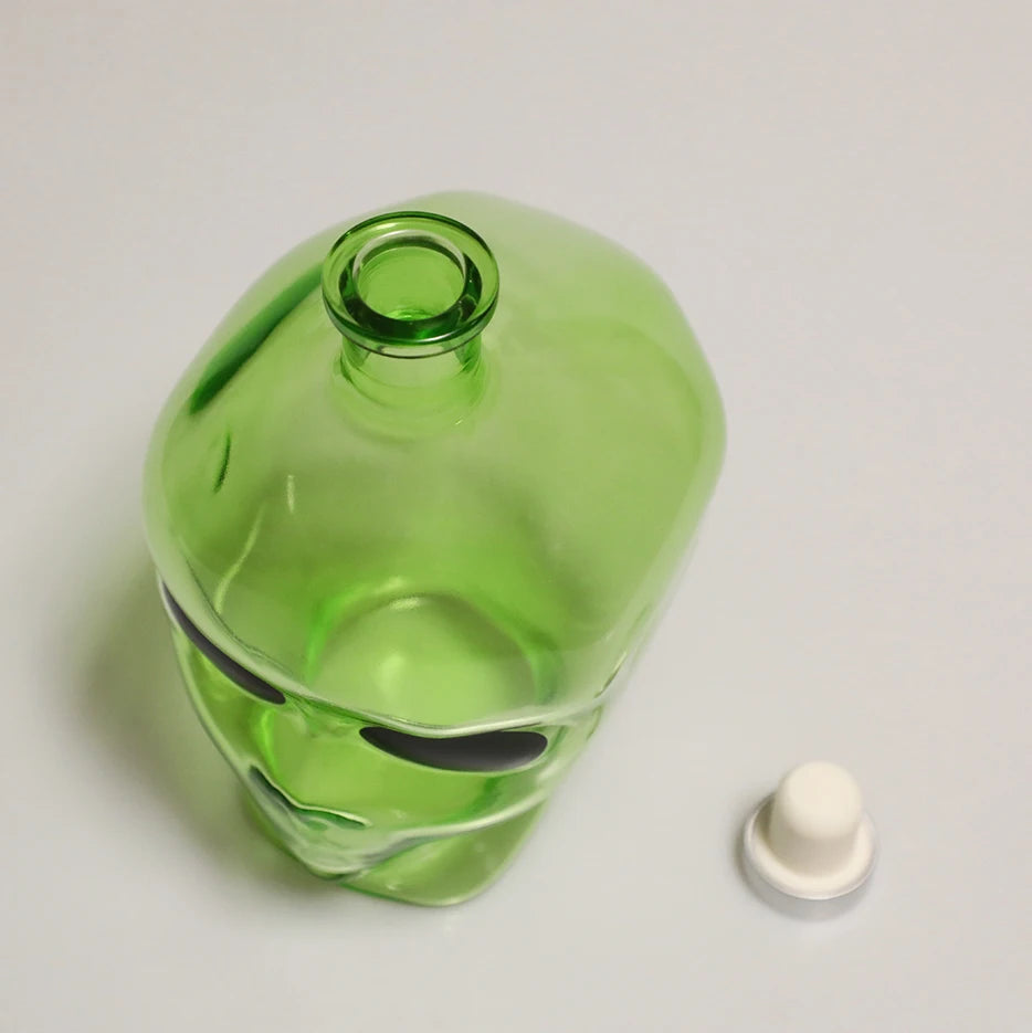 900ml Alien-Shape Glass Water Bottle — High Borosilicate, Transparent Green, Desk & Bar Decor